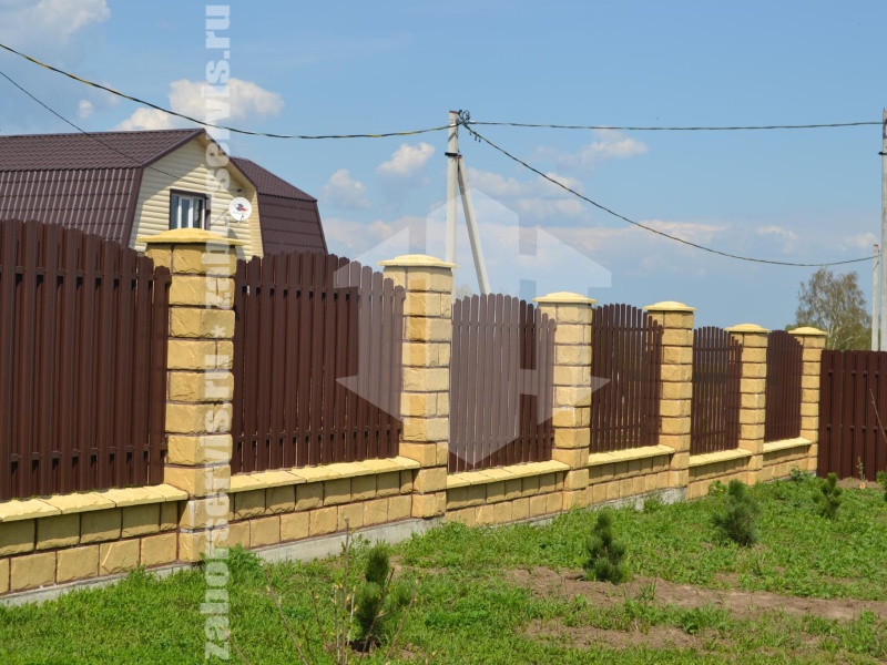 Забор из евроштакетника с кирпичными столбами 38 метров