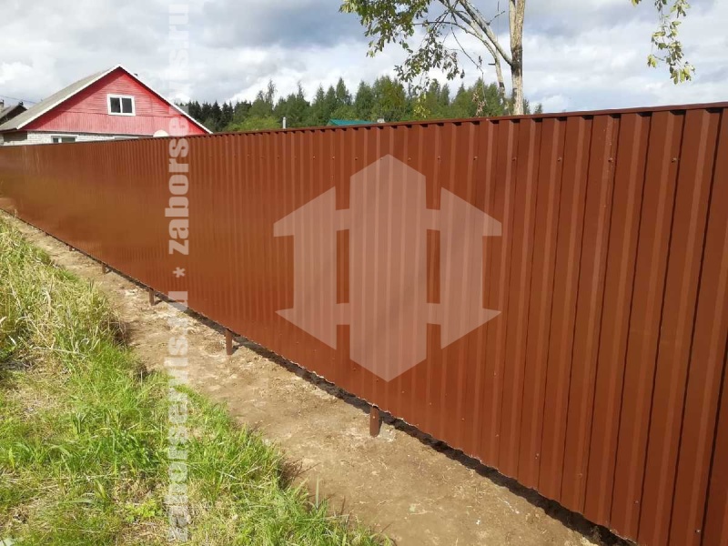 Забор из профнастила с утрамбовкой щебнем 78 метров