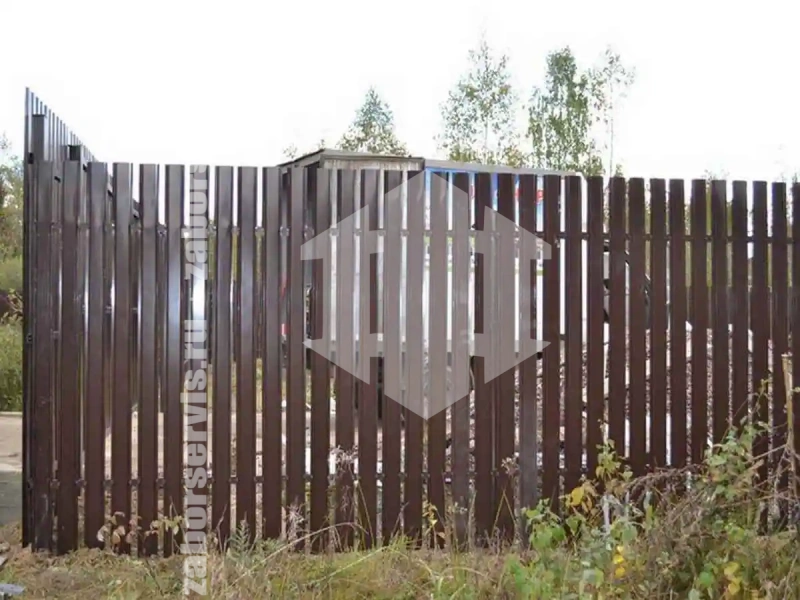 Забор из металлического штакетника коричневый 98 метров