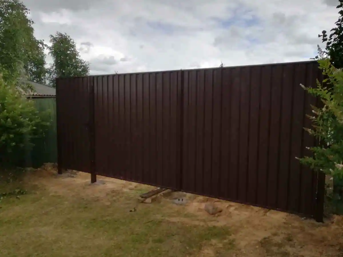 Забор из профнастила с воротам 83 метра