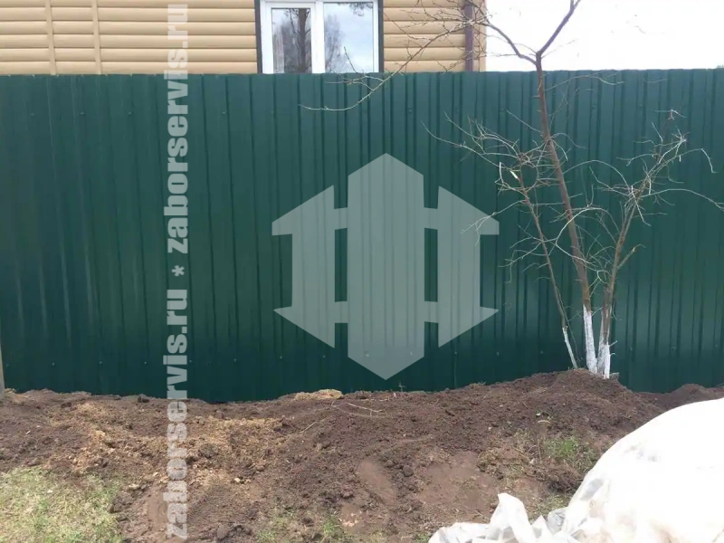 Забор из профнастила на забивных столбах 45 метров
