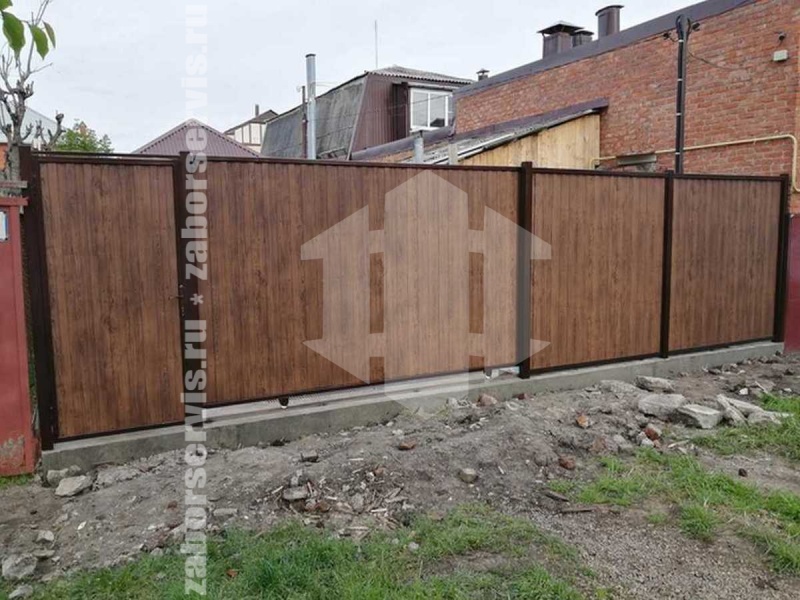 Забор из профнастила под дерево 58 метров