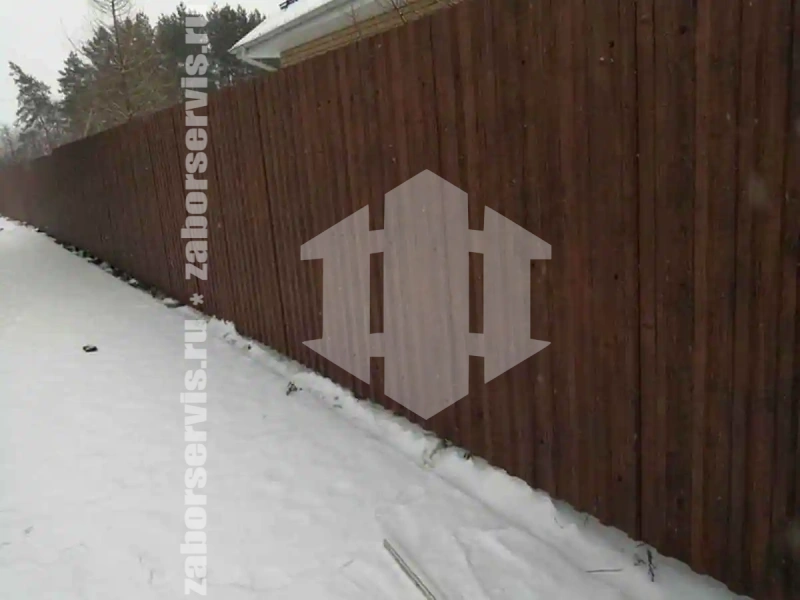 Забор из профнастила под дерево 73 метра