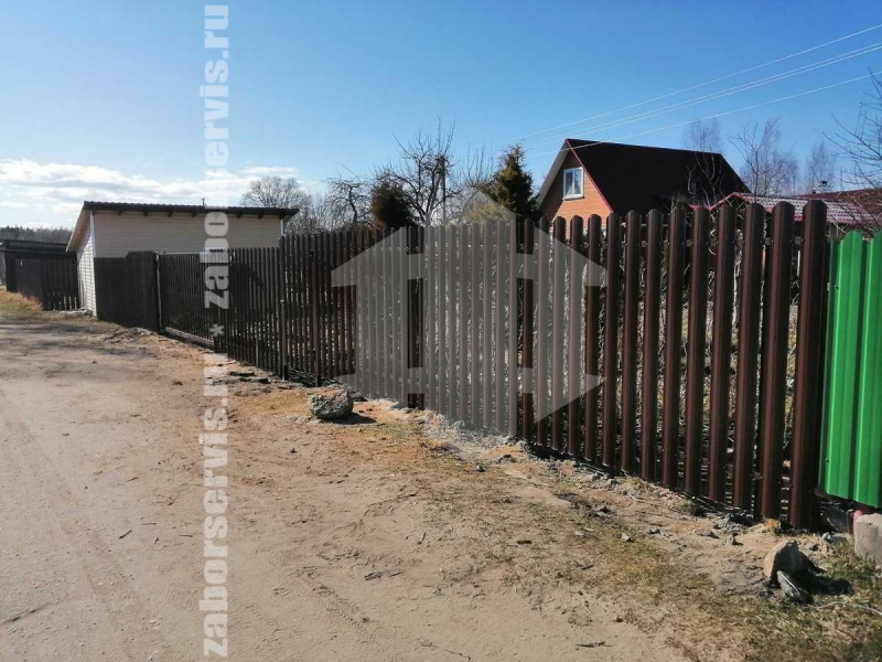 Забор из евроштакетника с утрамбовкой щебнем 162 метра