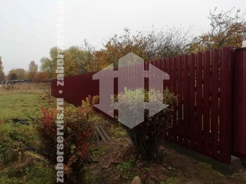 Забор из металлического штакетника с воротами 60 метров