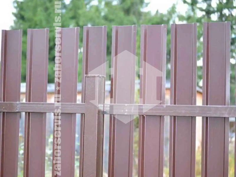 Забор из металлического штакетника коричневый 98 метров