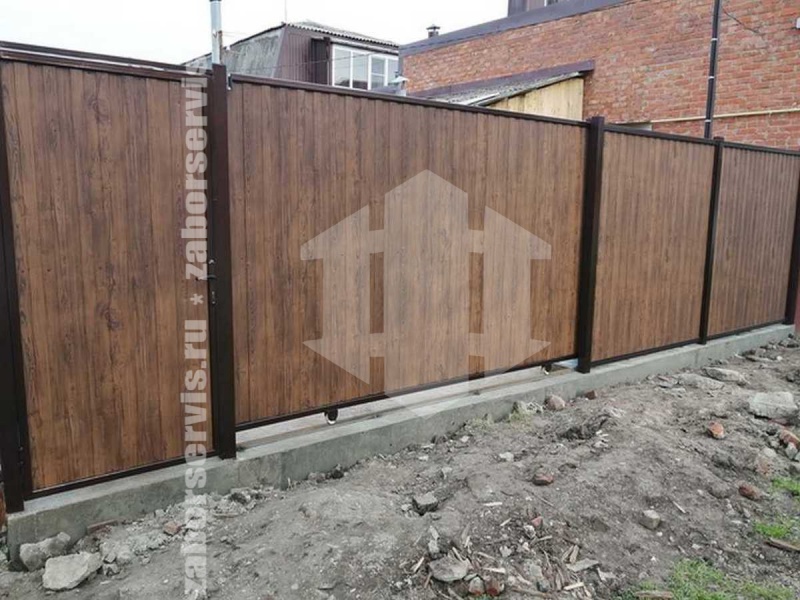 Забор из профнастила под дерево 58 метров