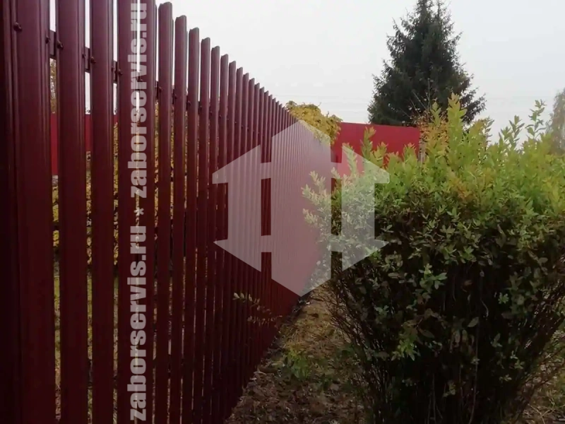 Забор из металлического штакетника с воротами 60 метров