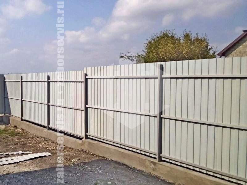 Забор из профнастила на ленточном фундаменте 14 соток
